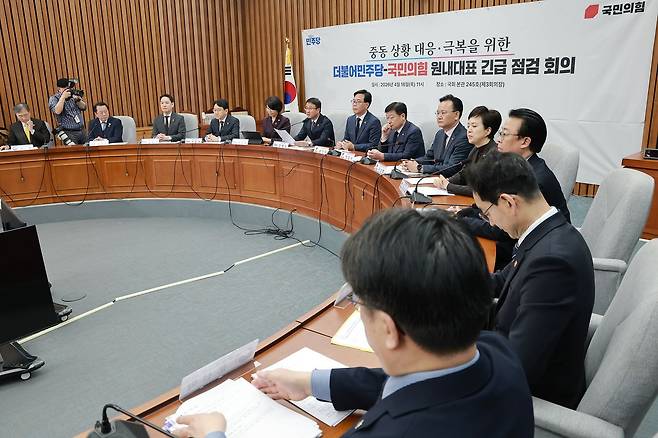 한병도 더불어민주당 원내대표가 16일 국회에서 열린 중동 상황 대응·극복을 위한 더불어민주당·국민의힘 원내대표 긴급 점검 회의에 참석해 발언하고 있다. 오른쪽은 송언석 국민의힘 원내대표. 연합뉴스