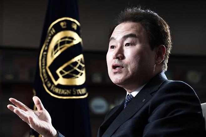 지난 8일 서울 동대문구 한국외대 본관에서 강기훈 총장이 내년에 개교하는 송도캠퍼스를 소개하고 있다. 김경록 기자