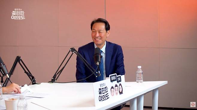 우상호 더불어민주당 강원지사 후보가 16일 서울 상암동 중앙일보 사옥에서 진행된 ‘황현희의 불편한 여의도’에 출연해 질문에 답하고 있다.