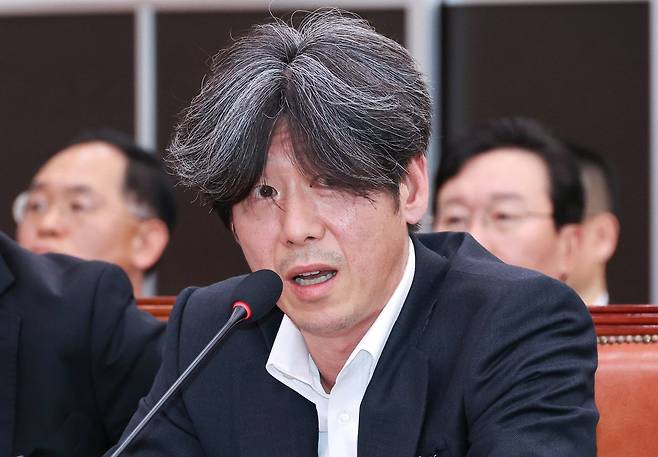 남욱 대장동 민간개발업자가 16일 국회 윤석열 정권 정치검찰 조작기소 의혹 사건 진상규명 국정조사특별위원회에서 열린 대장동 사건 등 청문회에서 의원들 질의에 답하고 있다. 임현동 기자