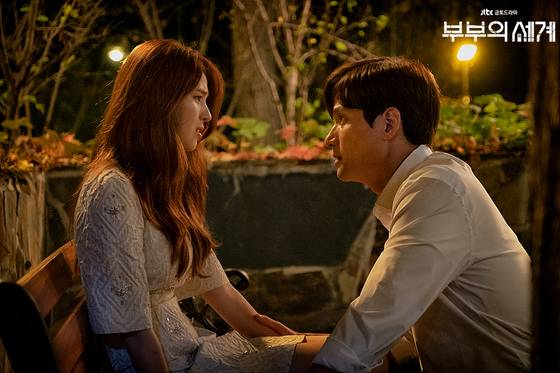 JTBC 드라마 ‘부부의 세계’ 한 장면. 사랑이라고 믿었던 부부의 연이 배신으로 끊어지면서 소용돌이에 빠지는 이야기를 담았다. JTBC 캡처