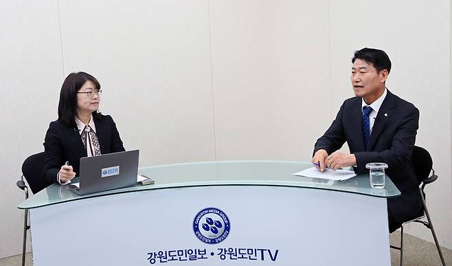 함명준 더불어민주당 고성군수 예비후보가 15일 강원도민일보 스튜디오에서 박지은 정치부장과 ‘6·3 지방선거 직격인터뷰’를 가졌다. 서영 기자