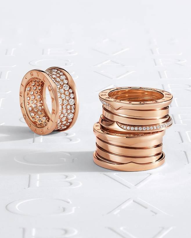 불가리 비제로원 링. 고대 로마 콜로세움에서 영감을 받은 링으로 원형 구조와 나선형 디자인을 통해 로마 건축의 힘과 영원성을 현대적 주얼리로 재해석했다. / 사진출처. 불가리