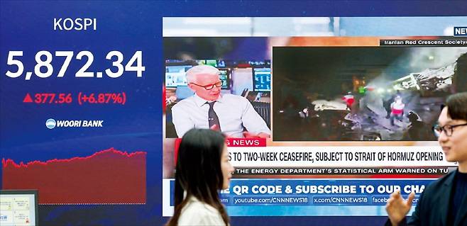 < 급등한 코스피 > 미국과 이란이 2주간 휴전에 합의하면서 8일 코스피지수가 6.87% 급등했다. 코스닥지수도 5.12% 상승한 1089.85에 마감했다. 원·달러 환율은 33.6원 내린 달러당 1470.6원을 기록했다. 서울 회현동 우리은행 본점 딜링룸 전광판에 휴전 관련 외신 뉴스가 나오고 있다.  /뉴스1