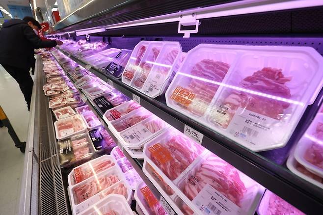 서울 한 대형마트의 육류 코너 / 한경DB