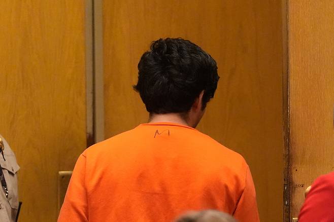 샘 올트먼 오픈AI 최고경영자(CEO) 자택에 화염병을 던진 혐의로 붙잡힌 대니얼 모레노-가마 14일(현지시간) 법정을 빠져나가고 있다. AP연합뉴스