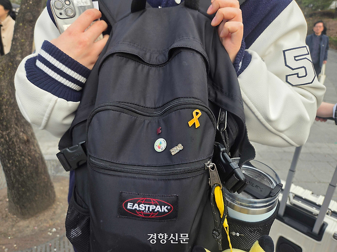 지난 3일 서울 중구 정동길에서 경향신문 기자와 만난 서지우양(18)의 가방에 노란 리본 뱃지가 달려 있다. 우혜림 기자