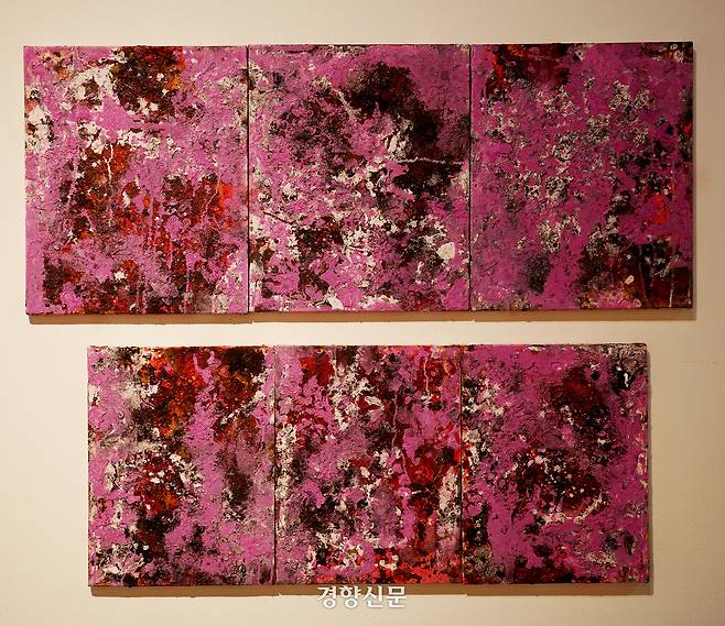 지난달 17일 서울 종로구 인사동의 전시관 인사아트센터에서 정정희씨(58)가 만든 작품이 전시돼 있다. 이 작품은 다영양과 함께 본 벚꽃을 형상화했다. 우혜림 기자