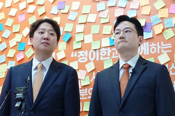 16일 부산 부전동 정이한 부산시장 예비후보 선거사무소에서 현장최고위를 마치고 기자들과 만난 이준석 개혁신당 대표, 정이한 부산시장 예비후보. 강지원 기자