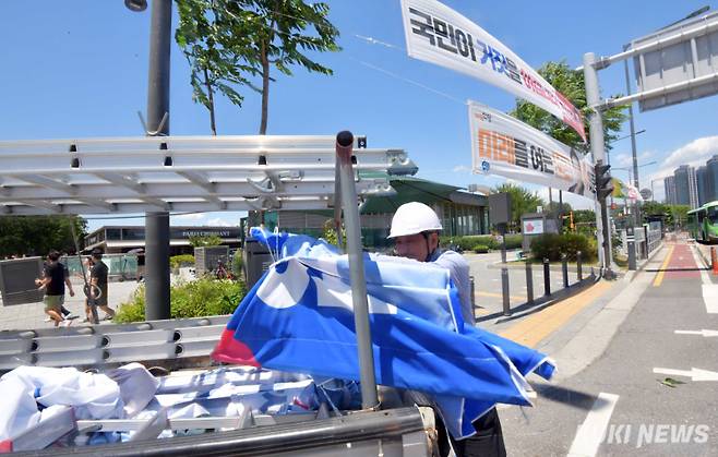 지난해 대선 이후 현수막과 벽보가 철거되고 있다. 쿠키뉴스 자료사진&nbsp;