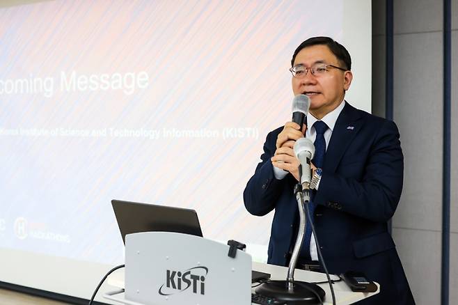 ‘2026 KISTI 오픈 해커톤’ 대회 환영사를 전하는 이식 KISTI 원장. KISTI