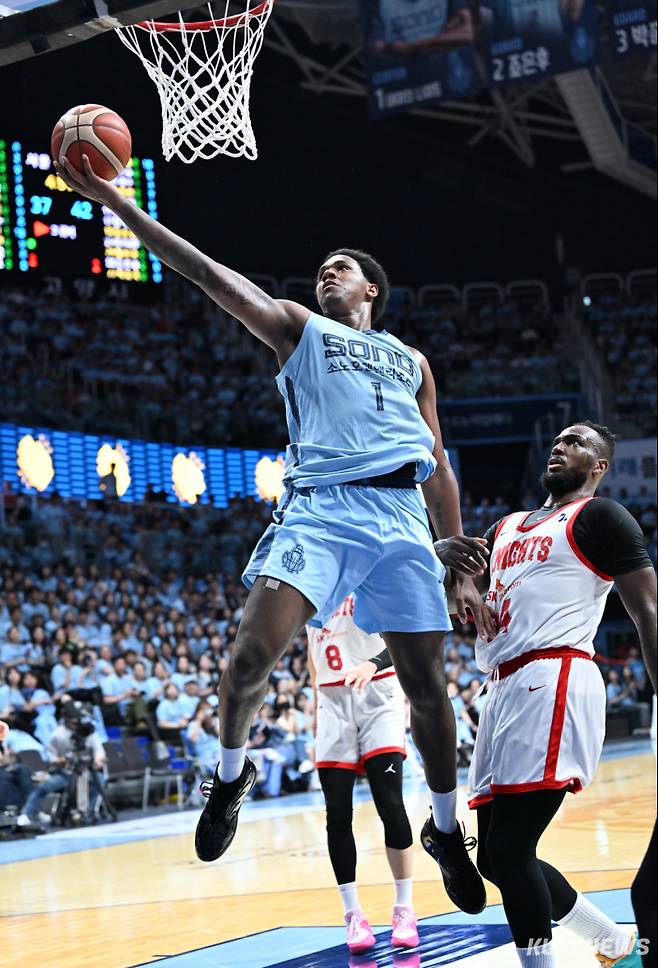 네이던 나이트가 16일 오후 7시 고양소노아레나에서 열린 서울 SK와 2025~2026 LG전자 프로농구 6강 플레이오프 3차전에서 골밑슛을 넣고 있다. 한국농구연맹 제공