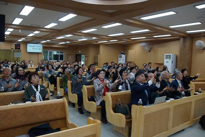 부산 순복음세움교회는 지난 15일과 16일 부산 목회자연합 ‘4월 성령 세미나’를 개최했다. 16일 세미나에 참석한 부산 지역 목회자와 성도들이 강사인 이지웅 목사를 향해 두 손 펼쳐 축복송을 부르고 있다.