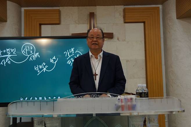 이건재 순복음강변교회 목사가 16일 순복음세움교회에서 열린 부산 목회자연합 ‘4월 성령 세미나’에서 특강을 하고 있다. 이 목사는 “목회자가 오직 성경만으로 설교하려는 선구자적 기질을 회복할 때 살아있는 말씀의 운동력이 나타난다”고 강조했다