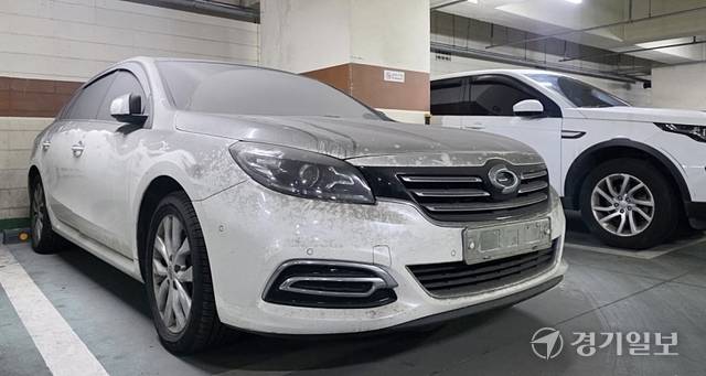15일 오전 인천 남동구 간석동 한 오피스텔 지하주차장의 한 차량이 번호판이 없는 상태로 몇 년째 방치되어 있고, 차량 위는 검은 먼지로 뒤덮여 있다. 장민재기자