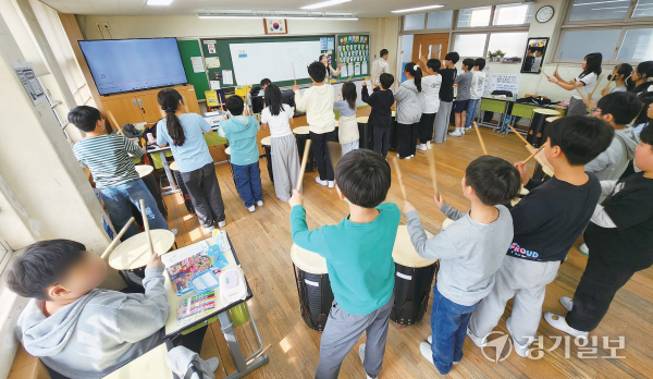 난타공연을 연습중인 신기초 학생들. 박화선기자