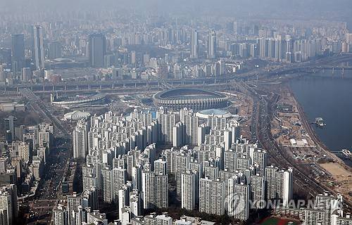서울 송파구 롯데월드타워에서 바라본 강남3구 아파트 모습 / 출처 : 연합뉴스
