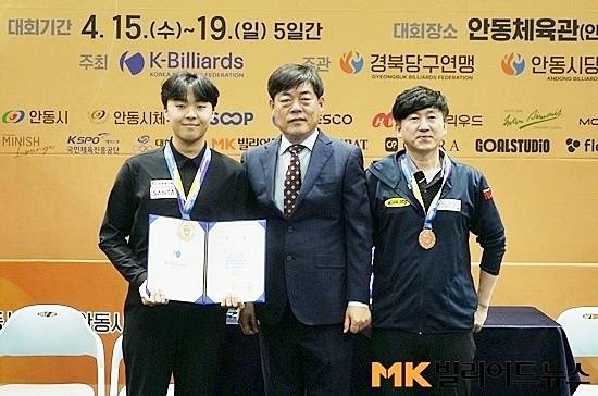 ‘2026 안동시장배전국3쿠션당구대회’ 복식 공동3위를 차지한 양승모와 김갑세가 안동당구연맹 이창규 회장과 포즈를 취하고 있다. (왼쪽부터) 양승모, 안동당구연맹 이창규 회장, 김갑세.