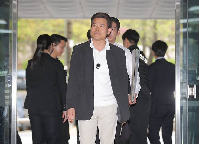 이재명 대통령과 이준석 개혁신당 대표의 명예를 훼손한 혐의를 받는 유튜버 전한길(본명 전유관)씨가 16일 서초구 서울중앙지방법원에서 열린 구속 전 피의자 심문(영장실질심사)에 출석하고 있다. [연합뉴스]