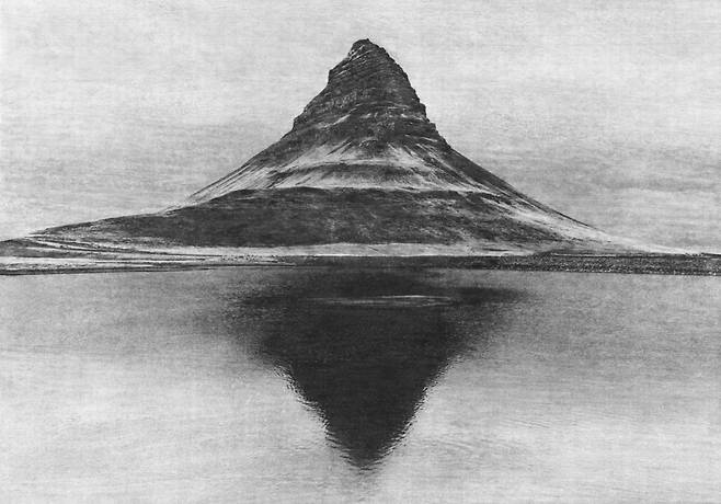 작가 이정진이 2024년 아이슬란드 산을 촬영한 작품 'Unseen #62'. 수묵화를 연상시키는 간결한 표현과 한지에 인화한 후 디지털 작업을 거친 독특한 기법으로 영국 미술계의 찬사를 받았다. PKM갤러리