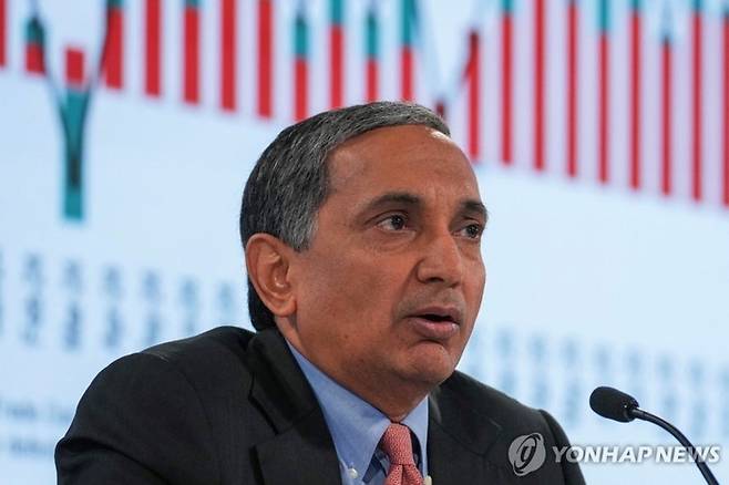 브리핑하는 스니리바산 IMF 아태국장. [로이터 연합뉴스]