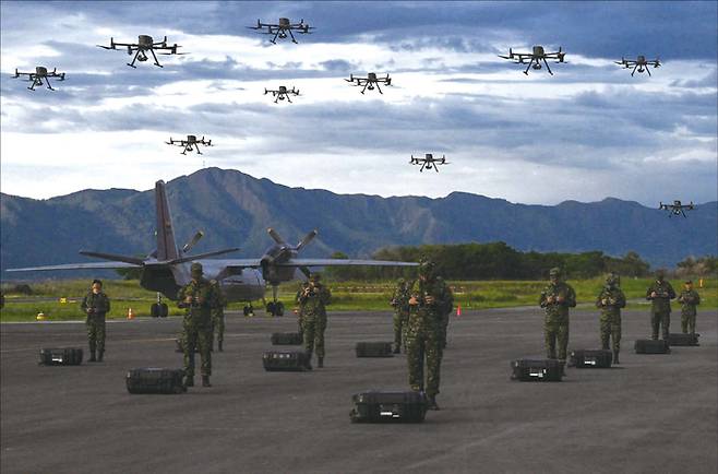 전 세계 각국은 드론을 전략적 안보 자산으로 삼고 있다. 사진은 콜롬비아 육군의 신설 드론 대대 모습. (AFP=연합뉴스)