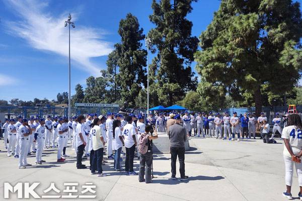 다저스와 메츠 선수단이 재키 로빈슨을 기념하는 행사를 갖고 있다. 사진(美 로스앤젤레스)= 김재호 특파원