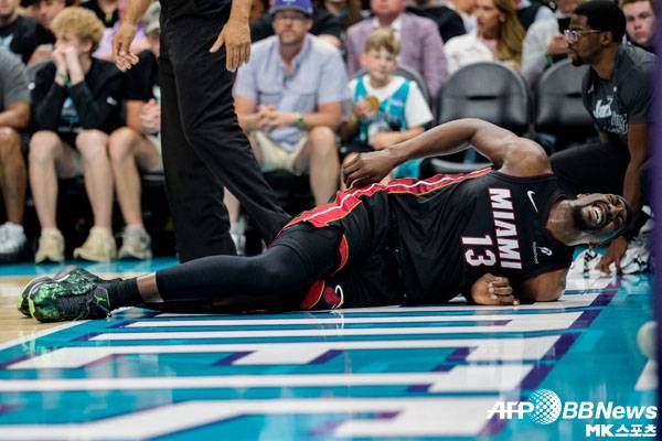 아데바요는 볼의 거친 플레이에 부상을 입었다. 사진=ⓒAFPBBNews = News1