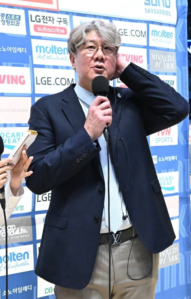 손창환 소노 감독은 승리 후 “속옷까지 다 젖은 것 같다(웃음)”며 “지금은 아무런 감정이 없다. 경기로 인한 흥분 때문에 다른 감정이 없는 것 같다. 사실 어제 훈련 때 발이 떨어지지 않는 선수들을 보면서 내가 강행군을 하는 건가 싶었다. 그걸 이겨낸 선수들에게 너무 감사하다”고 이야기했다. 그러면서 “오늘 체육관 보셨죠? 고양 소노 아레나 첫 매진이라고 들었다. 팬들 덕분에 큰 힘을 받아서 승리할 수 있었다”고 덧붙였다. 사진=KBL 제공