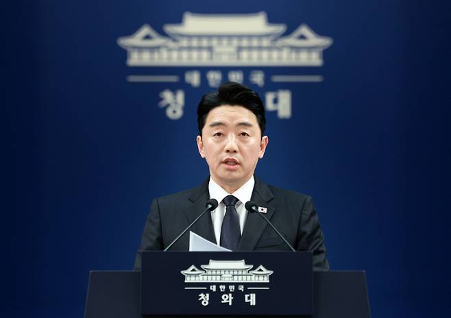 강훈식 대통령비서실장이 15일 청와대 춘추관에서 전략경제협력 특사 활동결과 관련 브리핑을 하고 있다. /사진=뉴시스