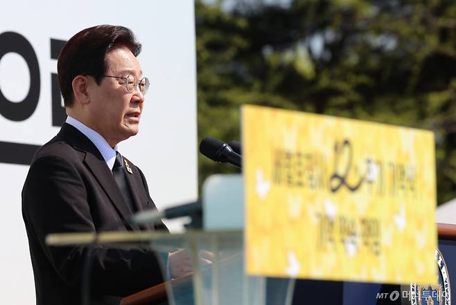 (안산=뉴스1) 이재명 기자 = 이재명 대통령이 16일 경기 안산 단원구 화랑유원지에서 열린 세월호 참사 12주기 기억식에서 추도사를 하고 있다. (청와대통신사진기자단) 2026.4.16/뉴스1  Copyright (C) 뉴스1. All rights reserved. 무단 전재 및 재배포,  AI학습 이용 금지. /사진=(안산=뉴스1) 이재명 기자