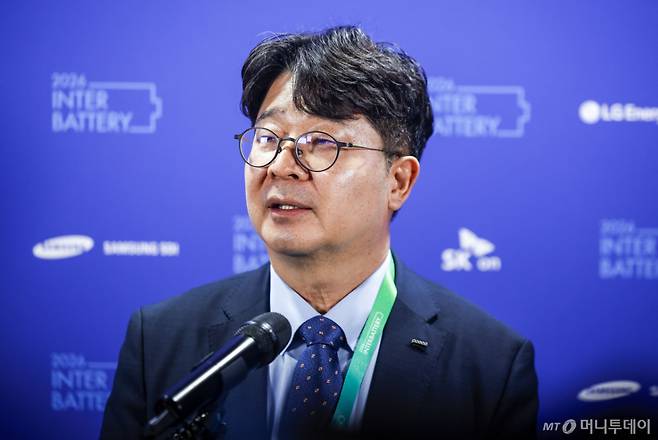 [서울=뉴시스] 정병혁 기자 = 엄기천 포스코퓨처엠 대표이사가 11일 서울 강남구 코엑스 열린 인터배터리 2026에서 도어스테핑을 하고있다. 2026.03.11 jhope@newsis.com /사진=정병혁