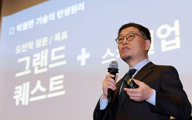 이정동 서울대 공학전문대학원 교수가 미국 국방고등연구계획국(DARPA·다르파)의 본질은 국가가 반드시 풀어야 할 핵심 문제, 즉 '도전적 질문'을 먼저 정의하고 이를 민간과 함께 해결해 나가는 체계를 만드는 데 있다고 강조했다. 사진은 이정동 서울대 공학전문대학원 교수가 16일 서울 중구 대한상공회의소에서 '새로운 전쟁의 시대, K방산의 현재와 미래'를 주제로 열린 '시대포럼'에서 기조연설을 하고 있다. / 사진=박지혜 기자(뉴스1)