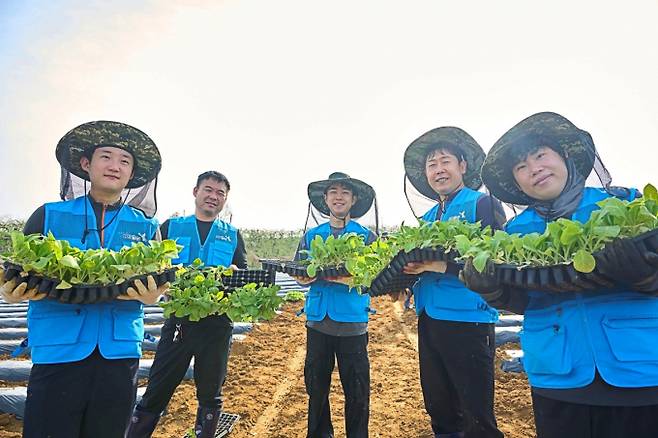 KT&G는 20년째 임직원과 함께 농번기 잎담배 농가 봉사를 이어어고 있다. /사진=KT&G