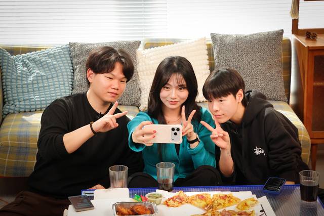 홀트아동복지회의 자립준비청년 지원사업을 통해 성장한 청년 3명이 자신의 경험과 꿈을 진솔하게 나누는 토크 영상 촬영 현장.  홀트아동복지회 제공