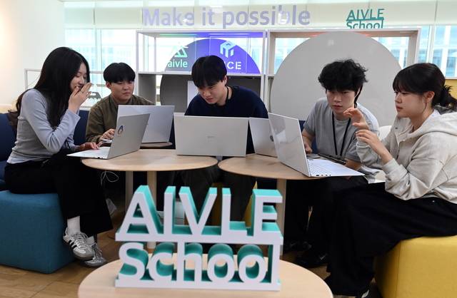 KT 에이블스쿨 9기 교육생들이 14일 경기 성남시 KT 판교 사옥 내 회의실에서 인공지능(AI) 프로젝트 관련 토의를 하고 있다.  곽성호 기자