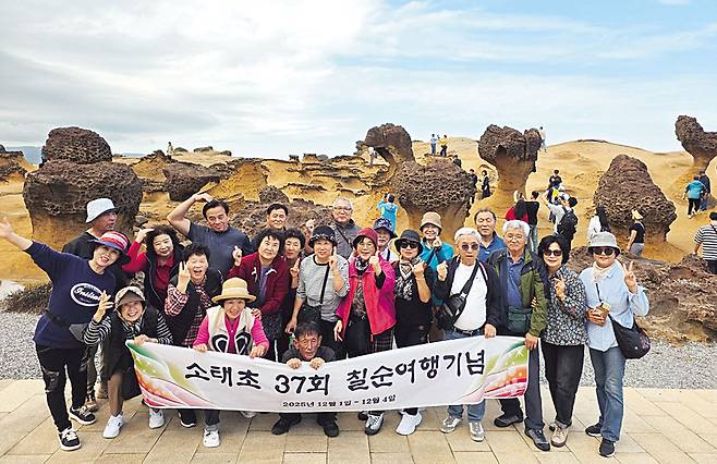 69년에 졸업한 소태초 37회 동창들과 대만 타이베이로 떠난 칠순여행 중에 기념촬영.
