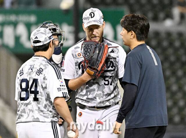 10일 오후 서울 잠실야구장에서 진행된 '2025 프로야구 KBO리그' 두산베어스와 LG트윈스의 경기. 두산 콜어빈이 5회초 1사 1,2루서 오스틴에게 적시타를 허용한 뒤 교체되고 있다./마이데일리