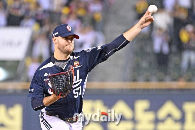 30일 서울 잠실야구장에서 열린 '2025 신한 SOL BANK KBO리그' 두산 베어스와 LG 트윈스 경기. 두산 선발 콜어빈이 힘차게 투구하고 있다./마이데일리