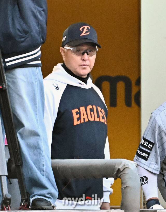 7일 오후 인천 SSG랜더스필드에서 진행된 '2026 프로야구 KBO리그' SSG랜더스와 한화 이글스의 경기. 한화 김경문 감독이 선수들을 지켜보고 있다./마이데일리