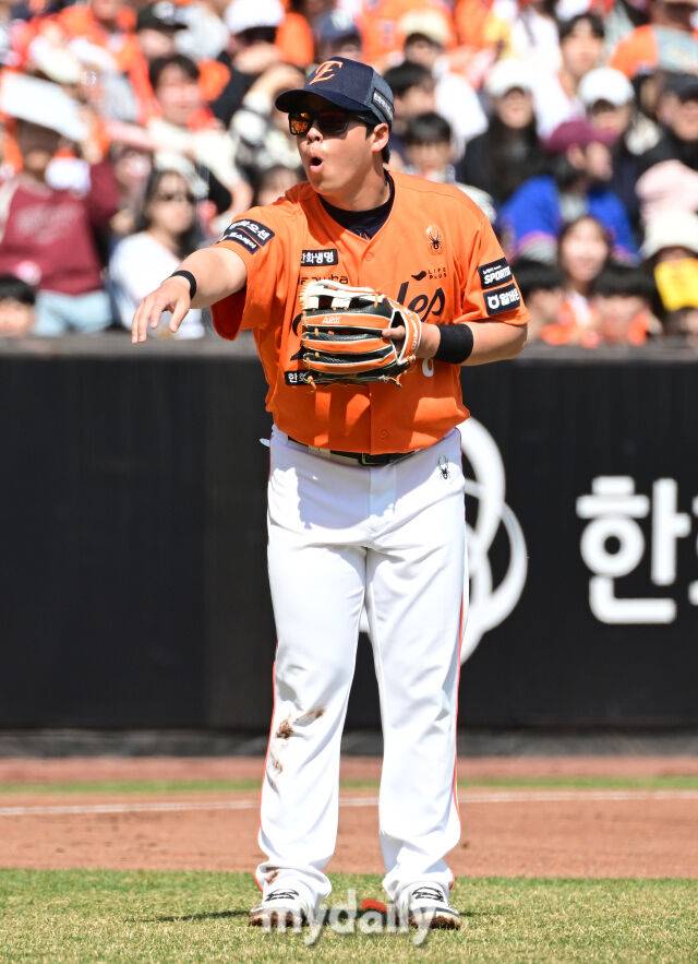 2026년 3월 29일 오후 대전 한화생명볼파크에서 열린 ‘2026 신한 SOL KBO리그' 키움 히어로즈와 한화 이글스의 경기. 한화 3루수 노시환이 1회초 1사 후 키움 안치홍의 강습 타구를 처리한 뒤 깜짝 놀라고 있다./마이데일리