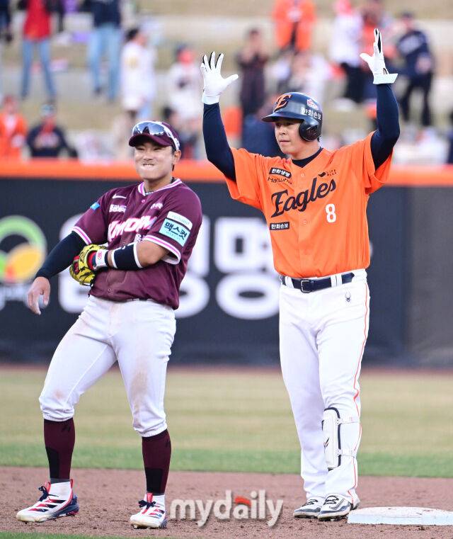 2026년 3월 28일 오후 대전 한화생명볼파크에서 열린 ‘2026 신한 SOL KBO리그' 개막전 키움 히어로즈와 한화 이글스의 경기. 한화 노시환이 연장 11회말 2사 2루서 1타점 동점 적시타를 친 뒤 기뻐하고 있다./마이데일리