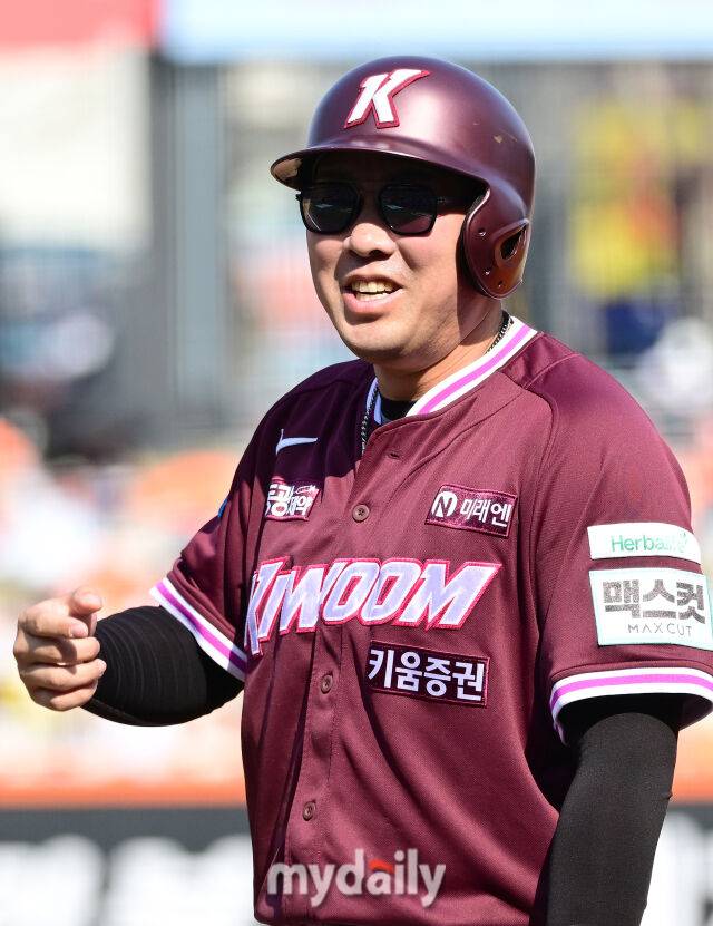 2026년 3월 28일 오후 대전 한화생명볼파크에서 열린 ‘2026 신한 SOL KBO리그' 개막전 키움 히어로즈와 한화 이글스의 경기. 키움 안치홍이 5회초 2사 2.3루서 볼넷을 얻은 뒤 환하게 웃고 있다./마이데일리