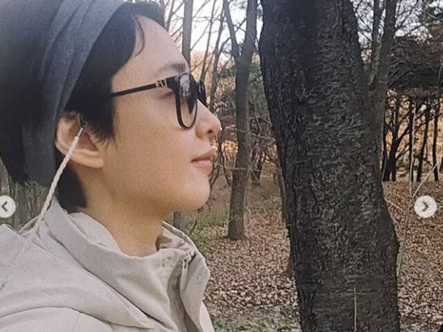 김민정이 산책을 하며 봄을 만끽하고 있다. / 김민정 소셜미디어