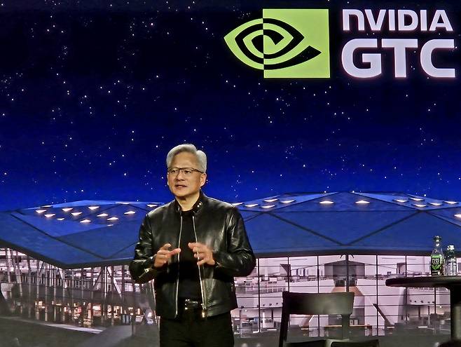 젠슨 황 엔비디아 최고경영자(CEO)가 17일(현지시간) 미국 캘리포니아주 새너제이 시그니아 호텔에서 가진 ‘GTC 2026 미디어 간담회’에서 기자들의 질문에 답하고 있다. 김현일 기자