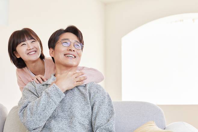 다주택자가 조정대상지역 주택을 증여하더라도 증여 당시 공시가격(시가표준액)이 3억원 미만이라면 취득세가 중과되지 않는다. 다만 4월 30일에 새로운 공동주택가격이 공시될 예정이어서 공시가에 따라 세금을 더 낼 수 있다.  [게티이미지뱅크]