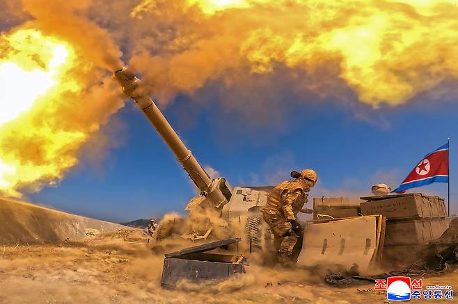 김정은 북한 국무위원장이 조부 김일성 주석의 생일(태양절·4월 15일)을 맞아 포사격 경기를 참관하고 전투 준비에 박차를 가해 나갈 것을 주문했다. 조선중앙통신은 16일 김 위원장이 전날 김 주석의 생일을 맞아 조직된 인민군 서부지구 대연합부대 예하 포병구분대들의 포사격 경기를 참관했다고 보도했다[연합]