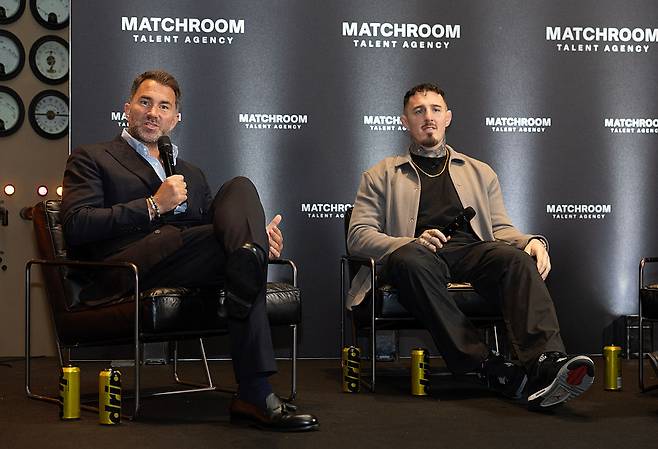 매치룸 탤런트 에이전시 1호 선수로 계약한 톰 애스피널(오른쪽)과 매치룸 대표 에디 헌이 지난 3월 6일 기자회견을 갖고 있다. [게티이미지]