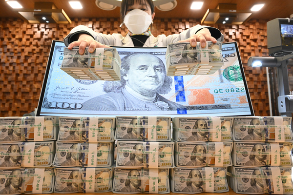 서울 중구 하나은행 위변조대응센터에서 직원이 달러를 정리하는 모습. 이상섭 기자