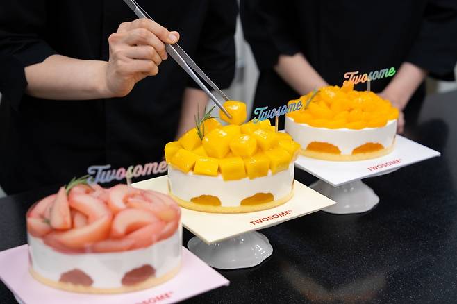 과일생 플랫폼 신메뉴 피치생(왼쪽부터), 망고생, 금귤생.  타원형(오벌) 쉐입을 기반으로, 위와 옆 모든 각도에서 과일이 보이도록 설계했다. [투썸플레이스 제공]